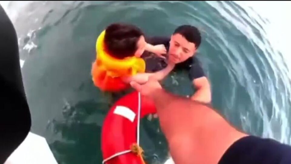 6 yaşındaki çocuğu kurtarma anı kamerada