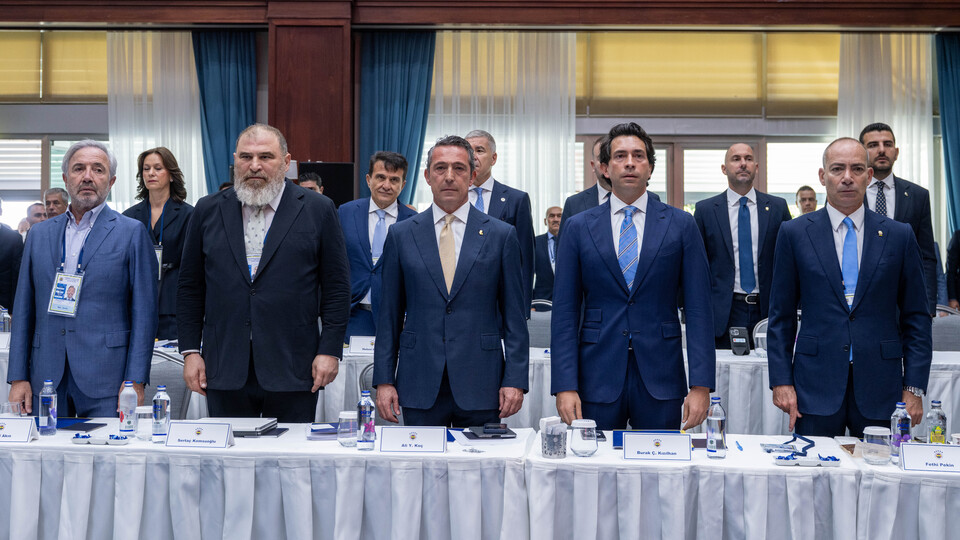 Fenerbahçe'de yönetim toplantısı sona erdi!