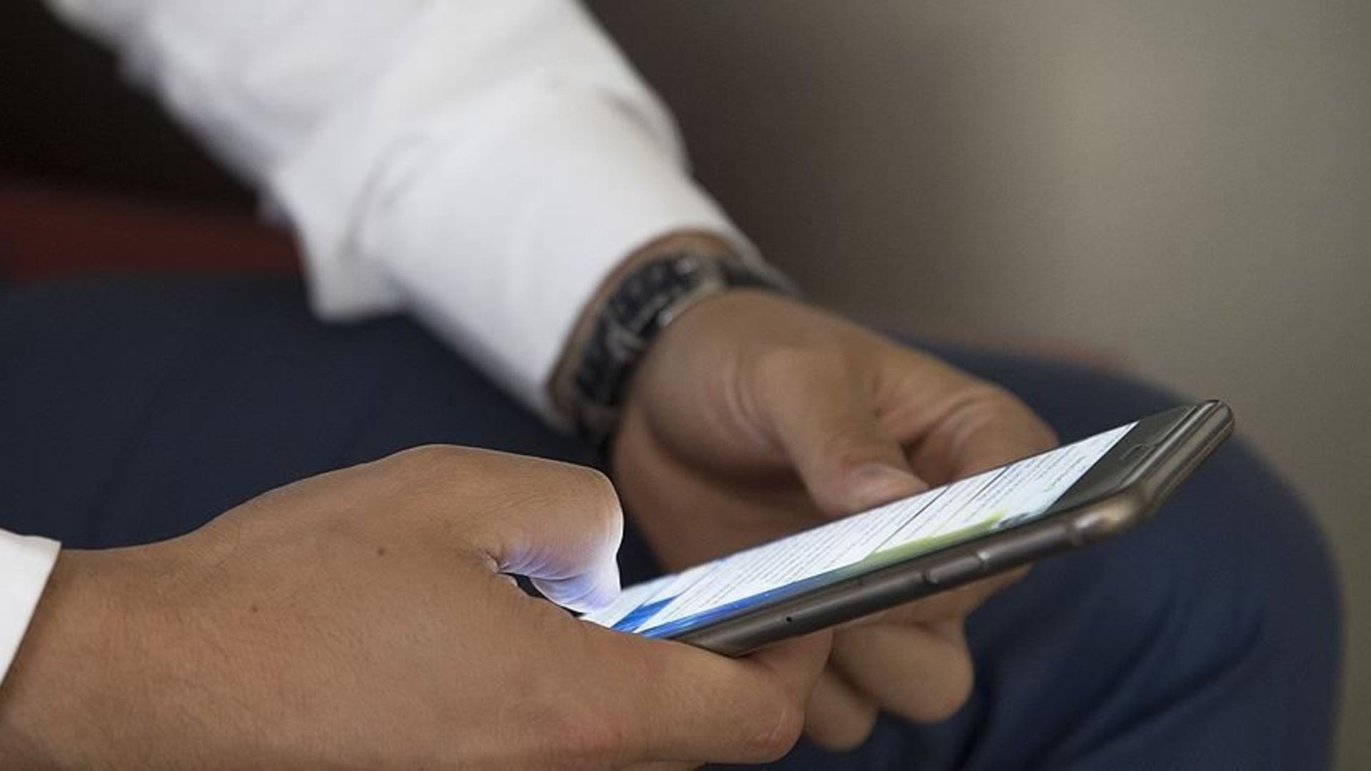 Tuvalette Telefonla Vakit Geçirmek Sandığınızdan Daha Tehlikeli! İşte Hemoroid Riskini Artıran O Alışkanlık