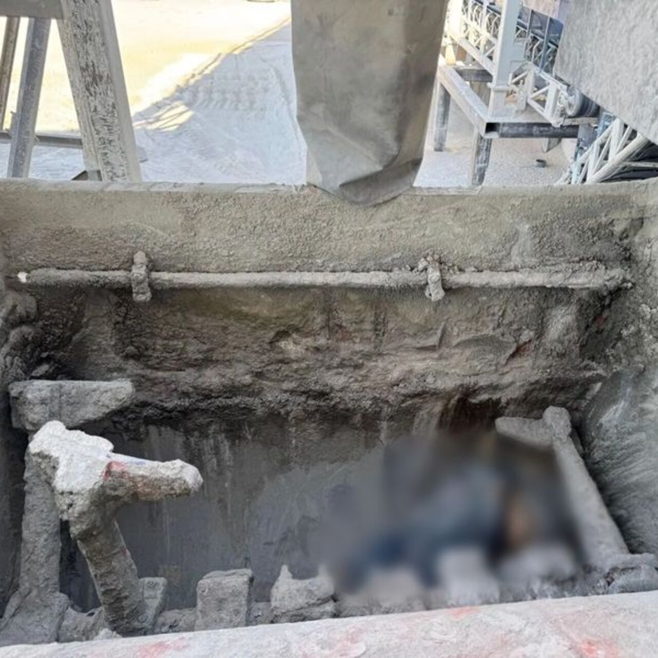 Beton mikserine düşüp can verdi!