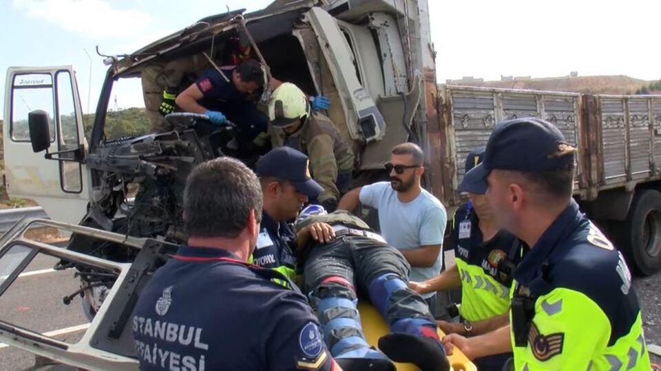 Kuzey Marmara Otoyolu'nda kamyonet TIR'a çarptı