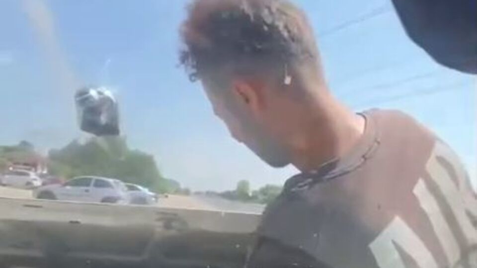 Arızayı tespit etmek için motorun içine bindi!