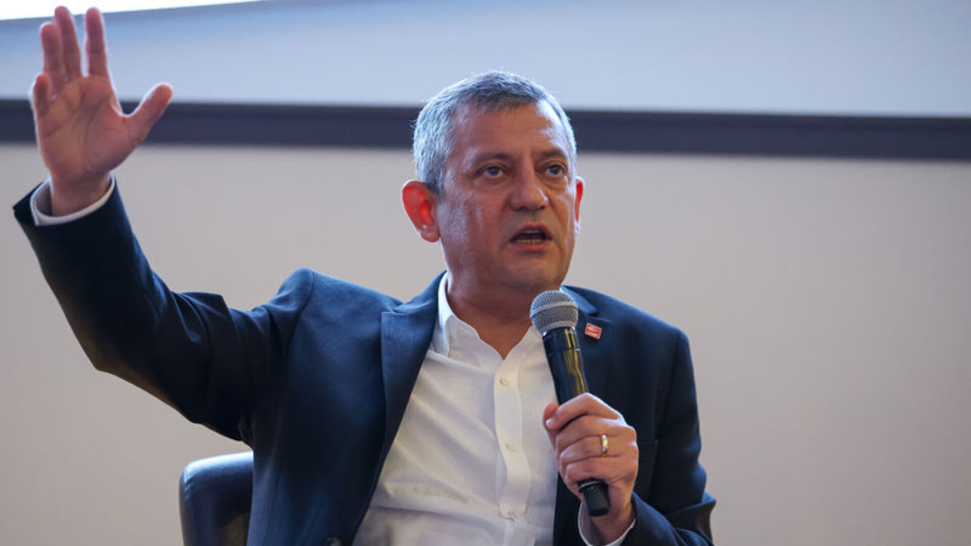 Özgür Özel'den Kayyım Açıklaması: '6 Gün Dayanır, Sonra Halk Kapıya Gelir'