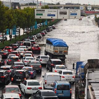 Başkent'te yollar göle döndü