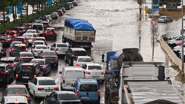 Başkent'te yollar göle döndü