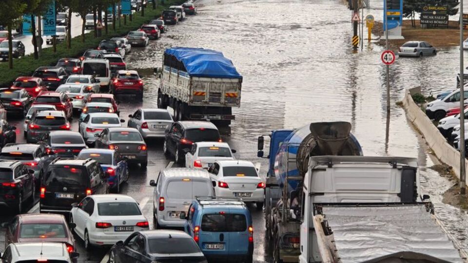 Başkent'te yollar göle döndü