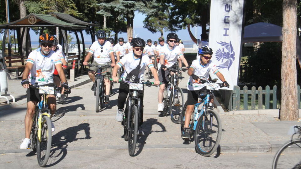 Beyşehir Gölü kenarında bisiklet festivali