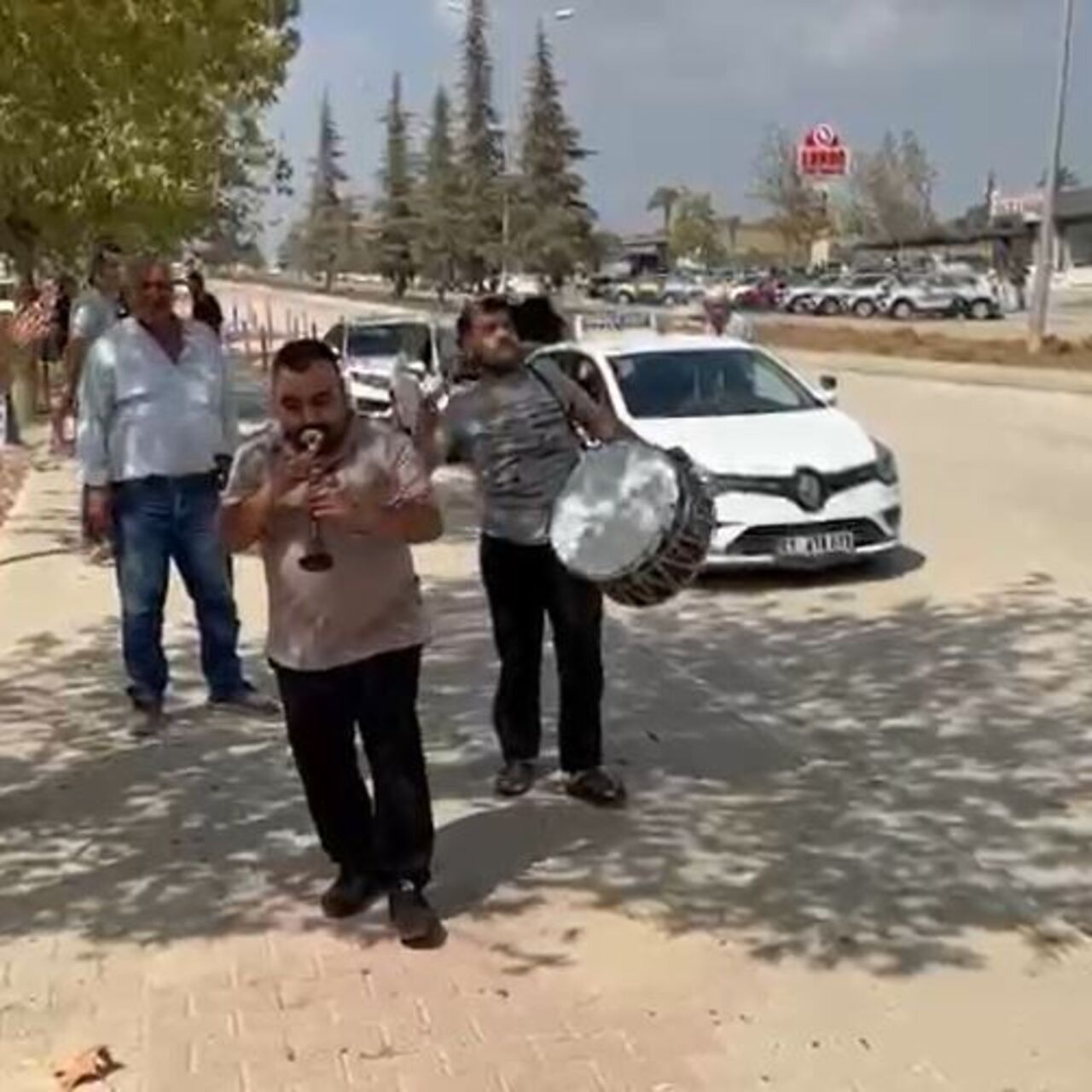 Sınavı geçince davula koştu