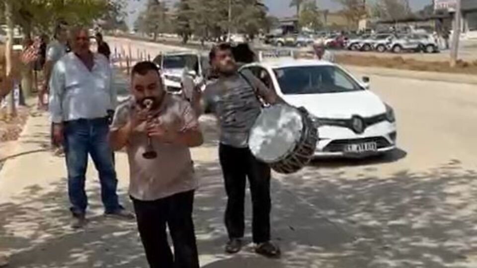 Sınavı geçince davula koştu