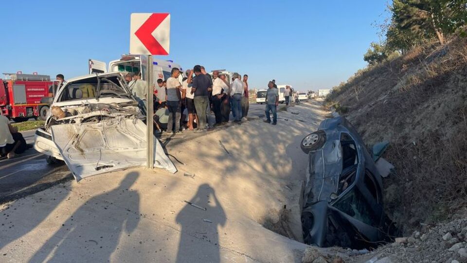Hatay'da iki otomobil çarpıştı: 1 ölü, 3 yaralı