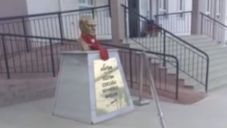 Çocukların Türk bayrağı ve Atatürk sevgisi okul kamerasında