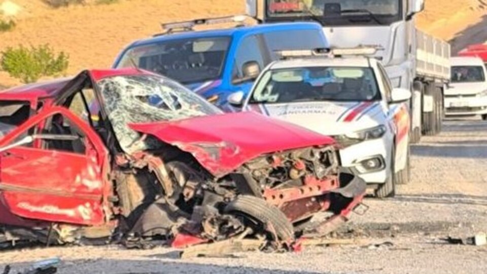 Otomobil ile minibüs kafa kafaya çarpıştı: 1 ölü, 2 yaralı