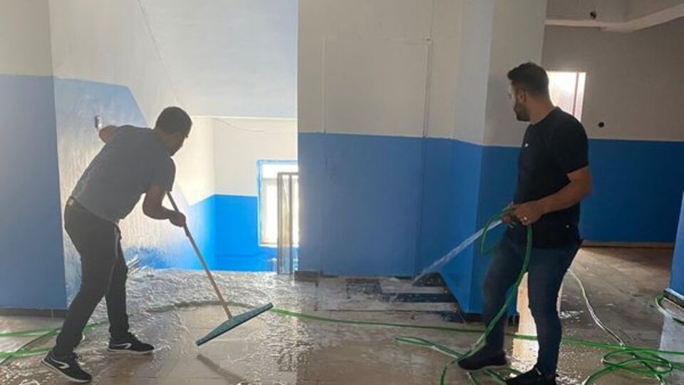 Öğretmenler okulu temizledi