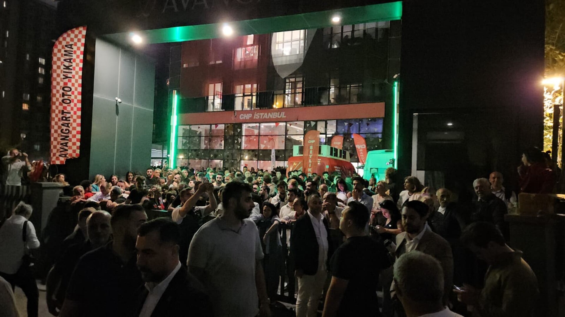 CHP İstanbul Binası Önünde Polis ile Partililer Arasında Siyasi Gerilim: 'Kayyum' Protestosu Sırasında Yaşananlar