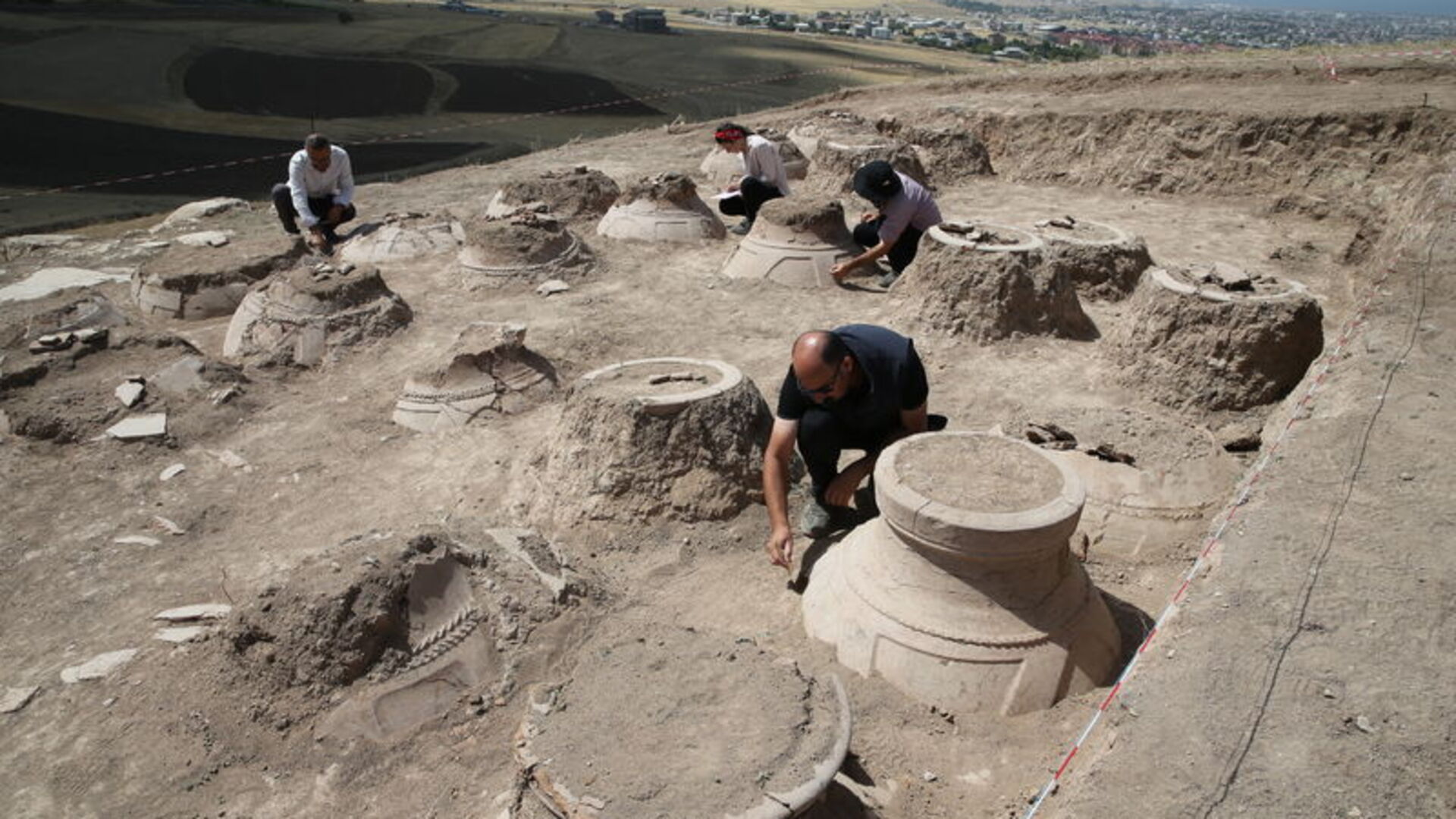 Van'daki Kevenli Kalesi kalıntısında çivi yazılı 76 pithos ortaya çıkarıldı