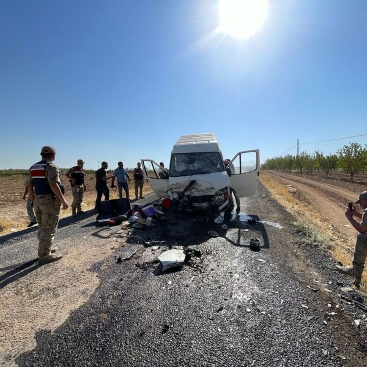İşçi minibüsü ile otomobille çarpıştı: 15 yaralı