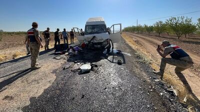 İşçi minibüsü ile otomobille çarpıştı: 15 yaralı