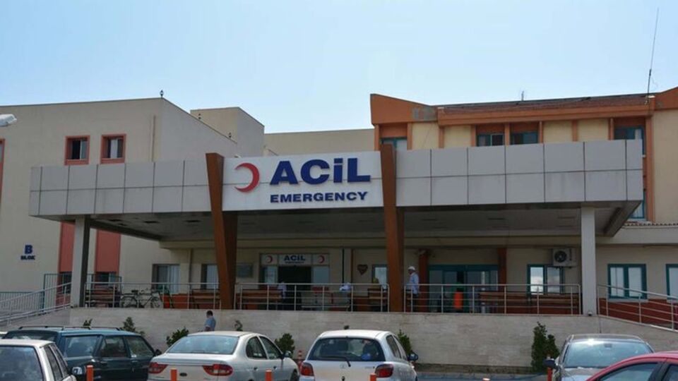 Babasını öldürdü, annesini yaraladı