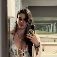 Havaalanına bikiniyle geldi