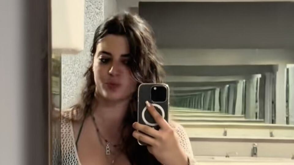 Havaalanına bikiniyle geldi