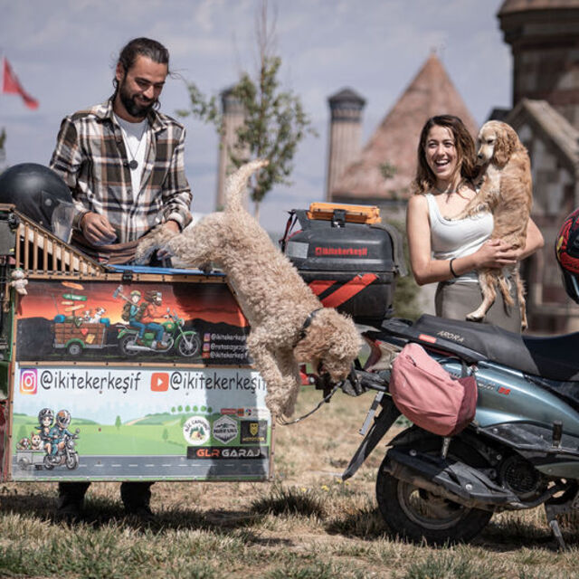 Motosiklet üzerinde köpekli Türkiye turu