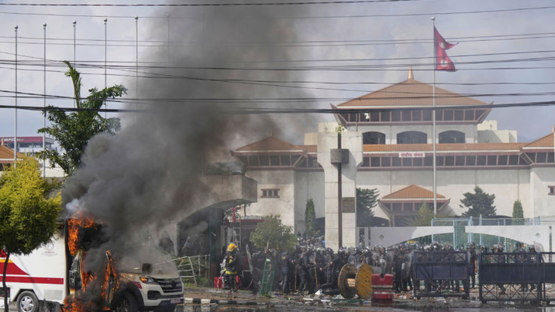 Nepal’de siyasi kriz: Liderlerin evleri ateşe verildi, Başbakan istifa etti, bakanlar helikopterlerle tahliye edildi | Dış Haberler