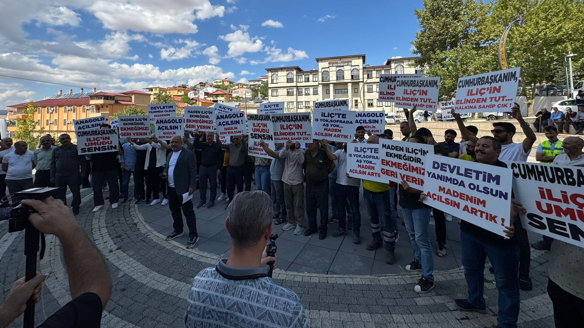 İliç Halkı Feryat Etti: 'Ocaklar Açsız Kalmasın, İşlerimizi Geri İstiyoruz!'