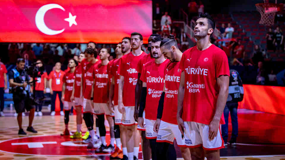 Ünlüler millileri tebrik etti