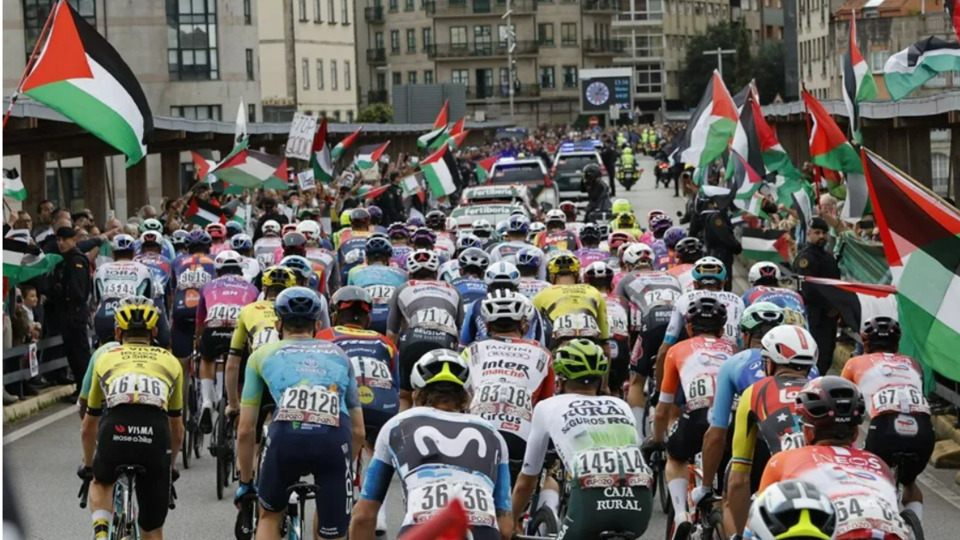 İspanya Bisiklet Turu'nda İsrail protestosu sürüyor