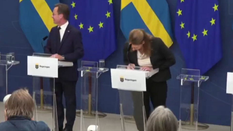 İsveçli bakan fenalaşarak bayıldı