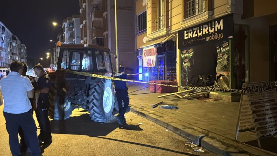Esnaf kavgasında traktörle dükkana daldı: 3 yaralı
