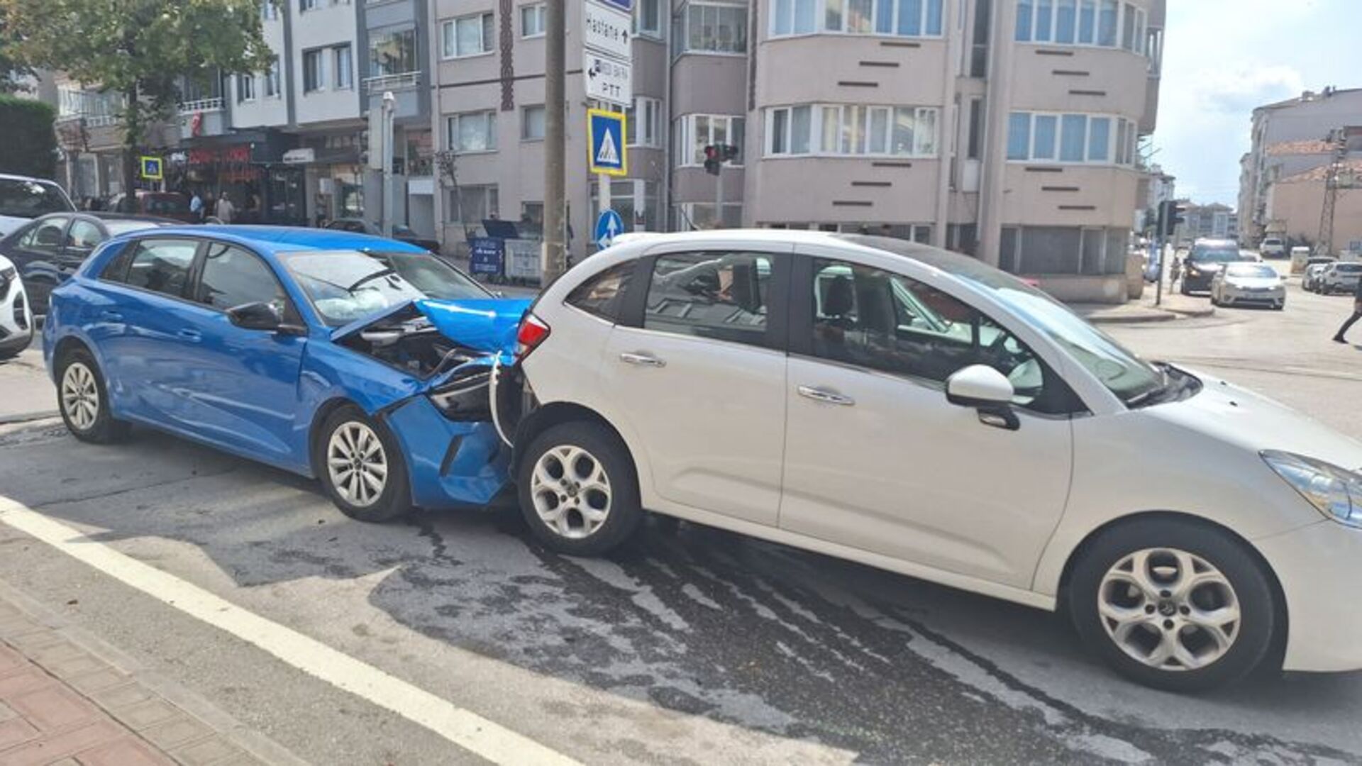 Samsun'da Akıl Almaz Olay: Boşanma Sürecindeki Eşinin Arabına Bilerek Çarptı!