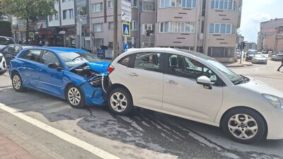 Boşanma aşamasındaki eşinin otomobiline çarptı