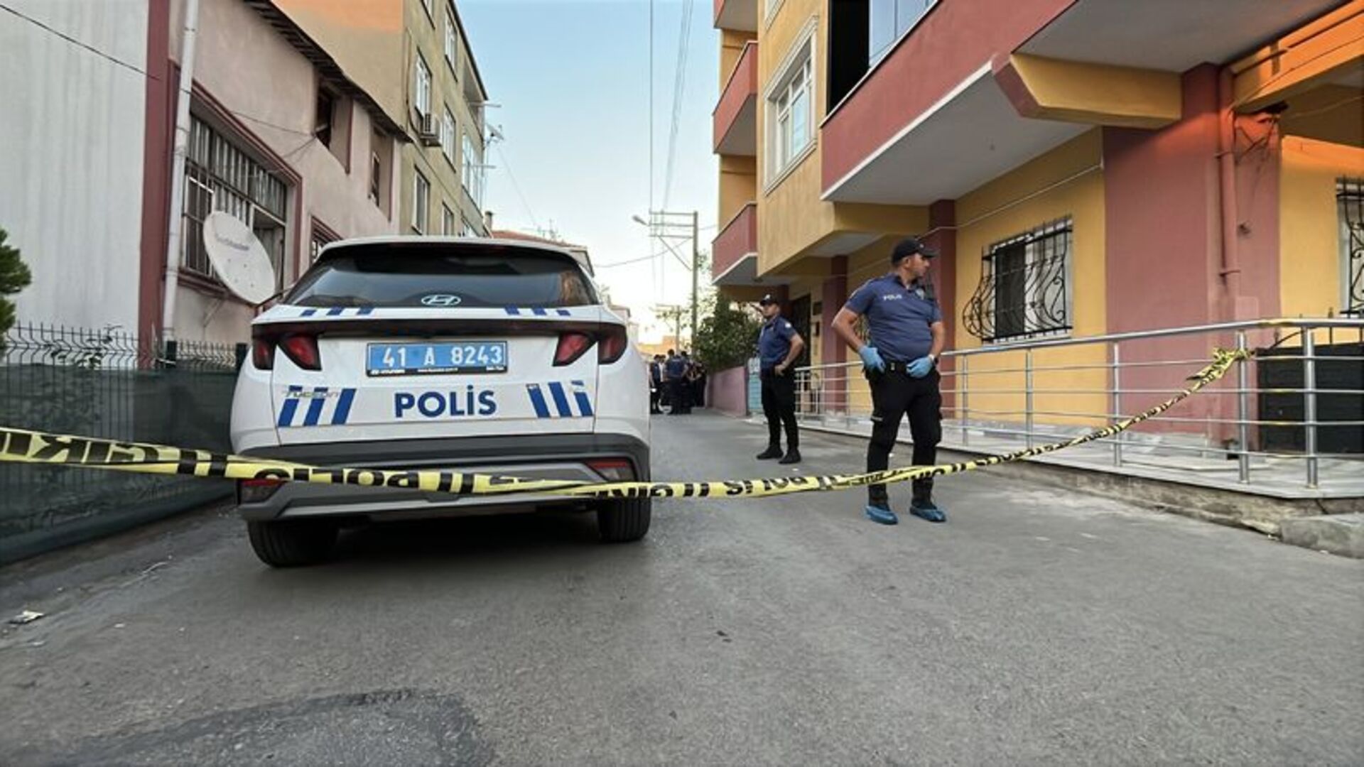 İzmir'de Anne ve Kızının Ölümünde Kelepçe Şüphesi: Gözaltına Alınan 16 Yaşındaki Genç İfade Verdi