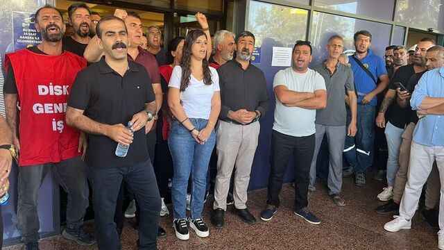 Buca'da işçiler belediye binasını "işgal" etti