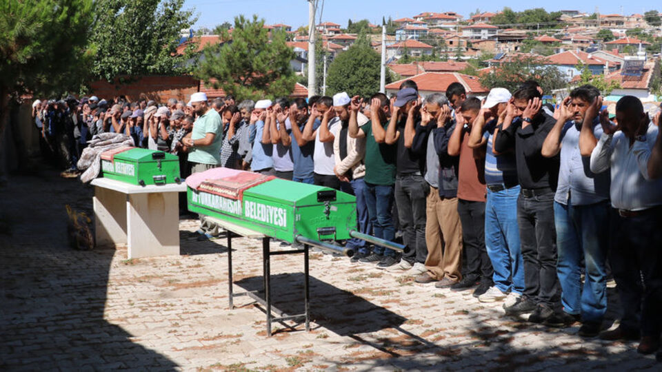 Kübra ve annesini takip edip 22 el ateş etti!