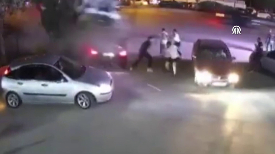 Otomobil, yayaların üzerinden uçtu!