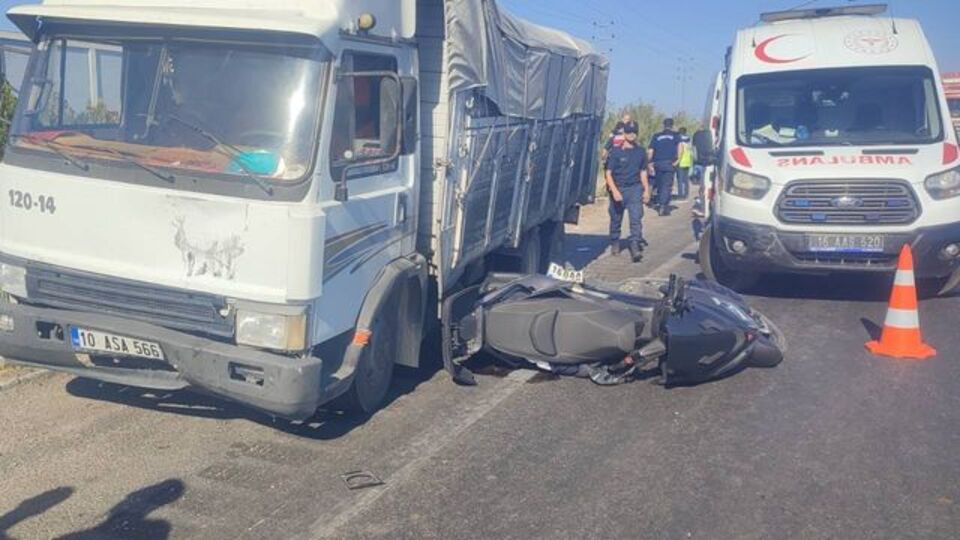 Kırmızı ışıkta kaza: Baba öldü, oğlu yaralı