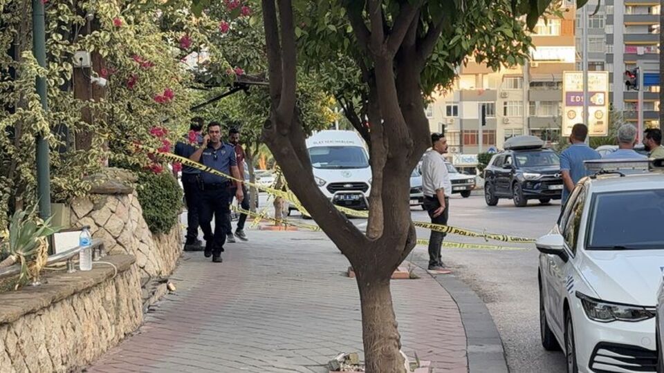 Garsonu ayağından yaraladı