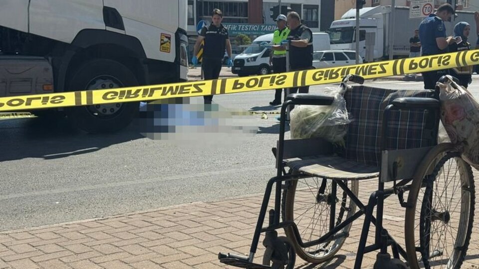 Engelli kızını karşıya geçirirken TIR çarptı!