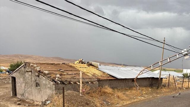 Ağrı'da çatılar uçtu, direkler devrildi