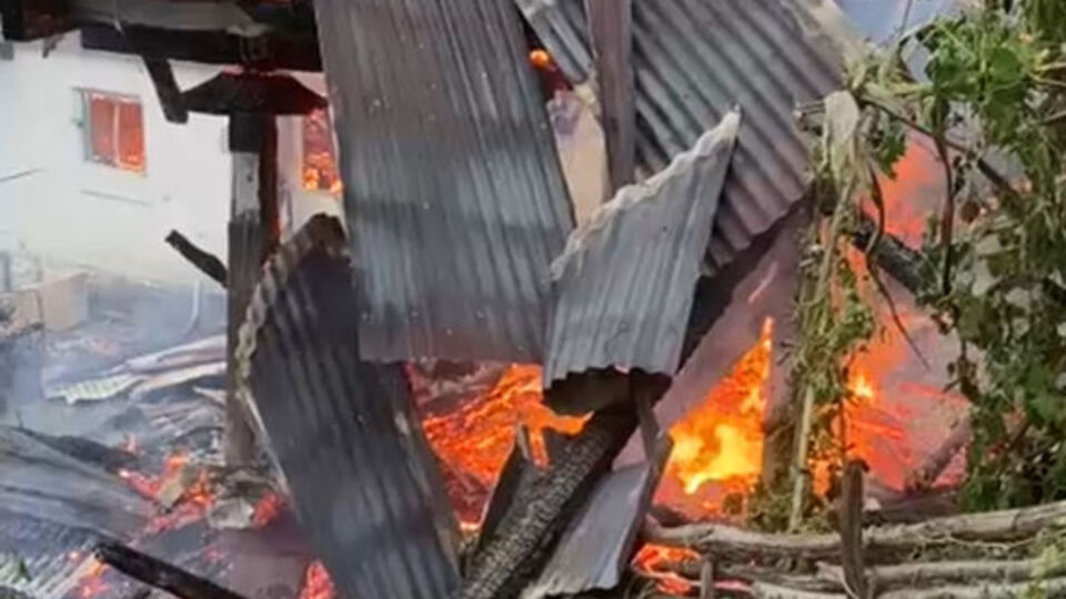 Artvin'de 4 kardeşe ait evler yandı