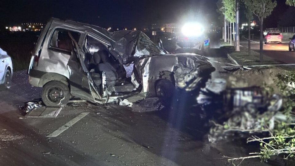 Hafif ticari araç, elektrik direğine çarptı: 1 ölü, 2 yaralı