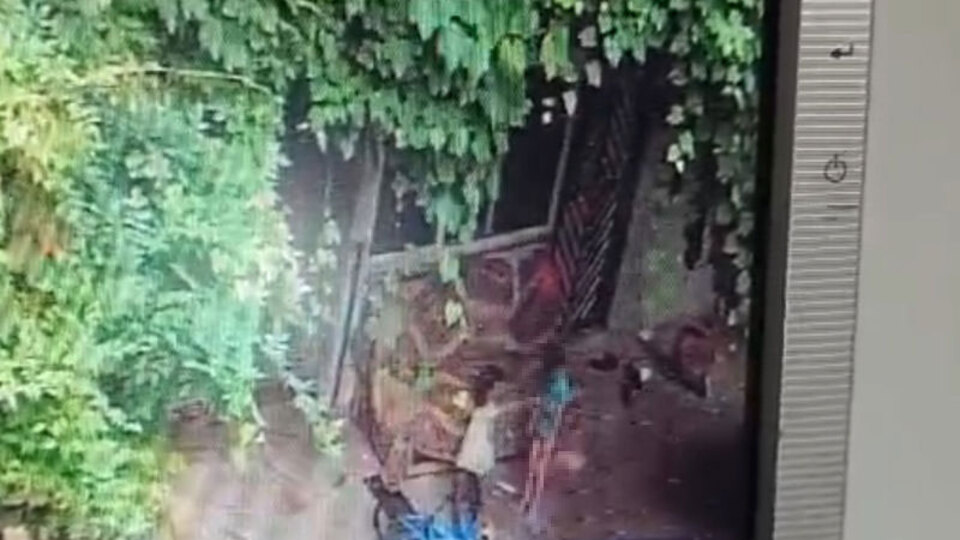 Kahreden olay kamerada! 3 yaşındaydı... Sallanmak isterken asılı kaldı!