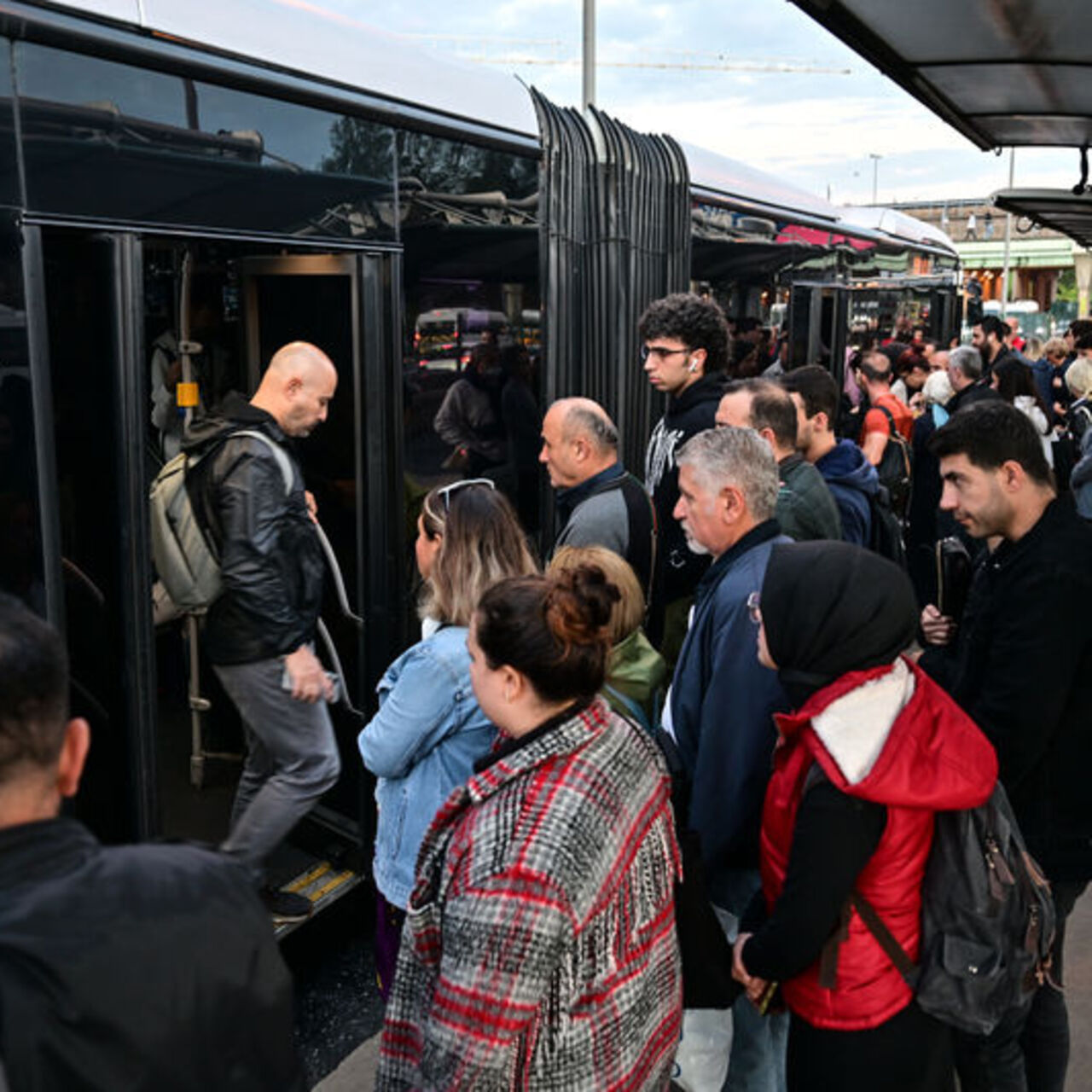 İBB'de toplu taşıma, okul servisi ve otaparka zam