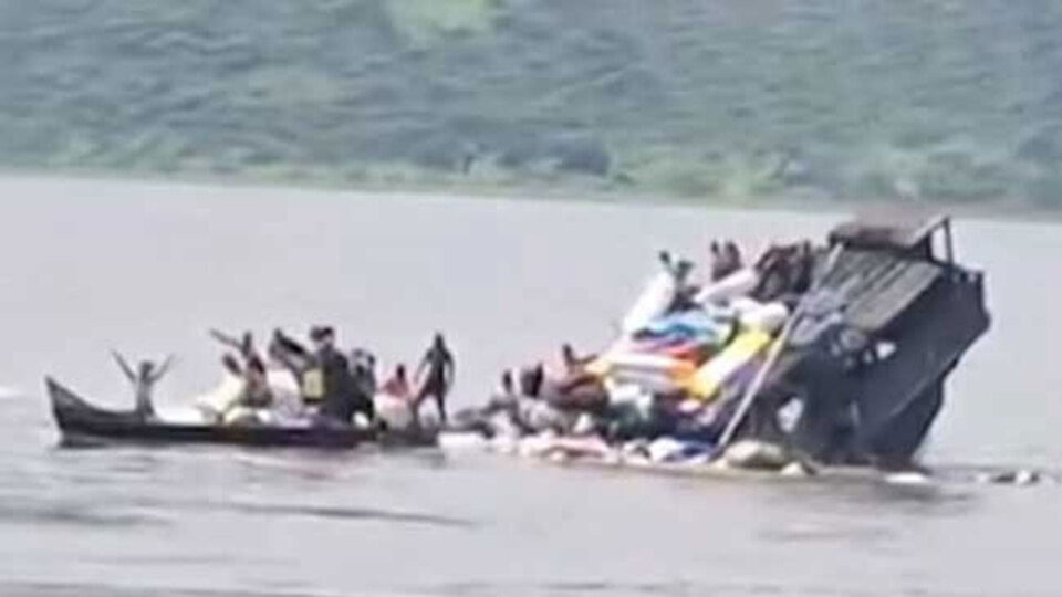 KDC'de tekne battı: 86 kişi öldü