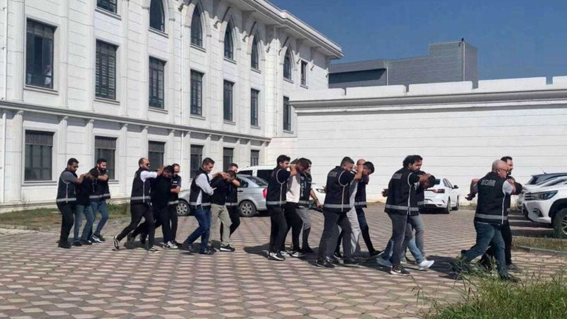 Kocaeli'de Silahlı Korku Gecesi: 7 Kişi Tutuklandı!