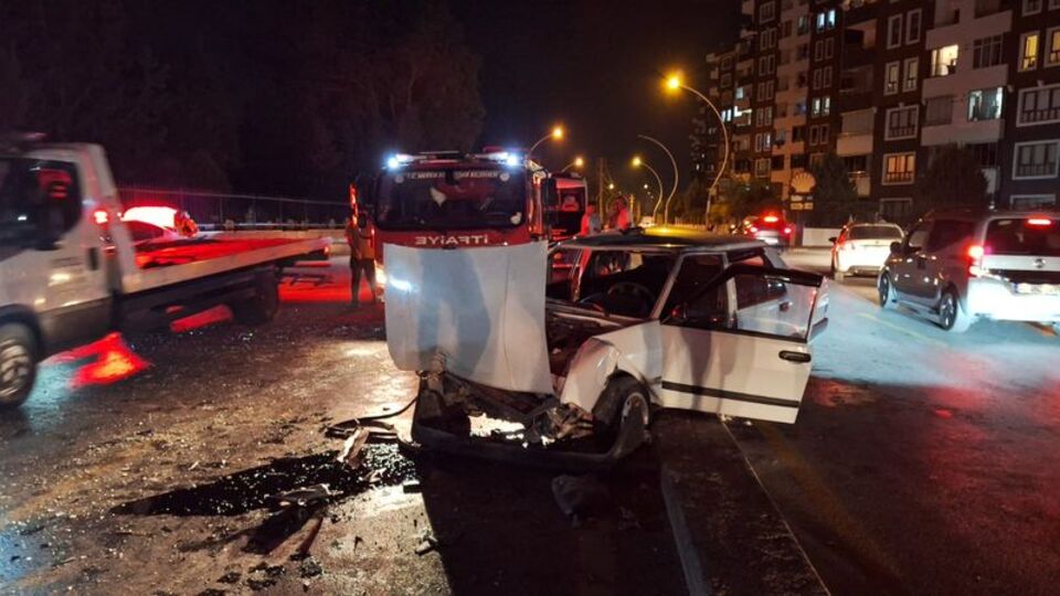 Tarsus'ta 3 otomobil çarpıştı: 1 ölü, 8 yaralı