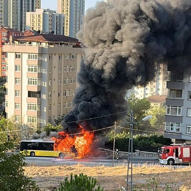 Seyir halindeki İETT otobüsü yandı