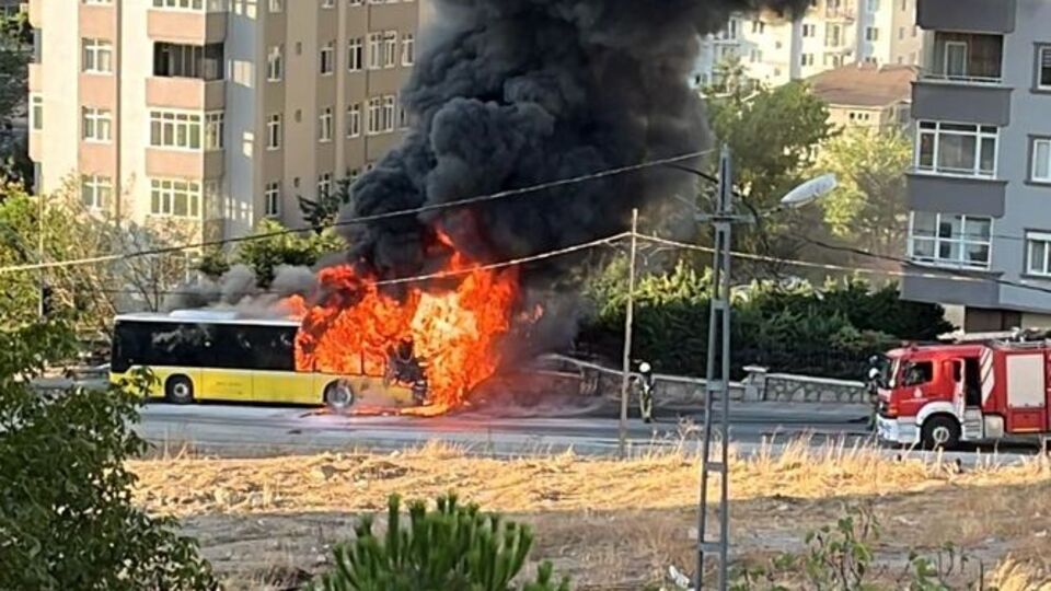 Seyir halindeki İETT otobüsü yandı